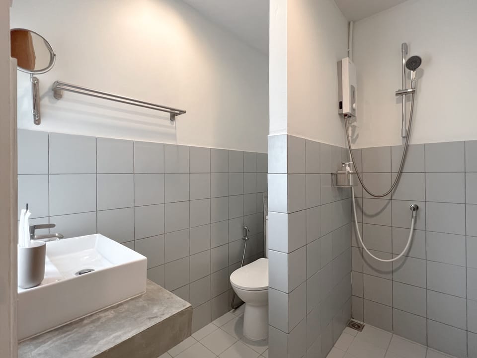 Shower, free toiletries, towels