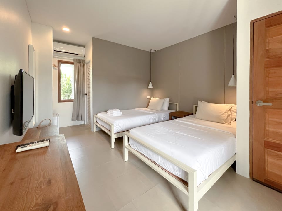 Standard Twin Room | Desk, blackout drapes, free WiFi, bed sheets