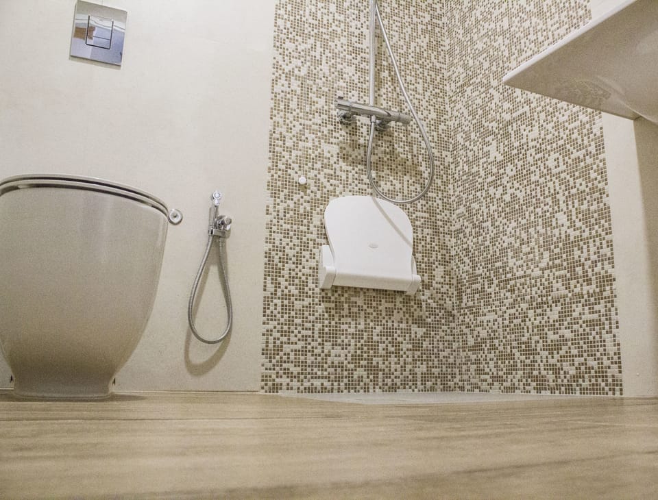 Double Room, Accessible, Garden View | Bathroom | Shower, rainfall showerhead, free toiletries, hair dryer