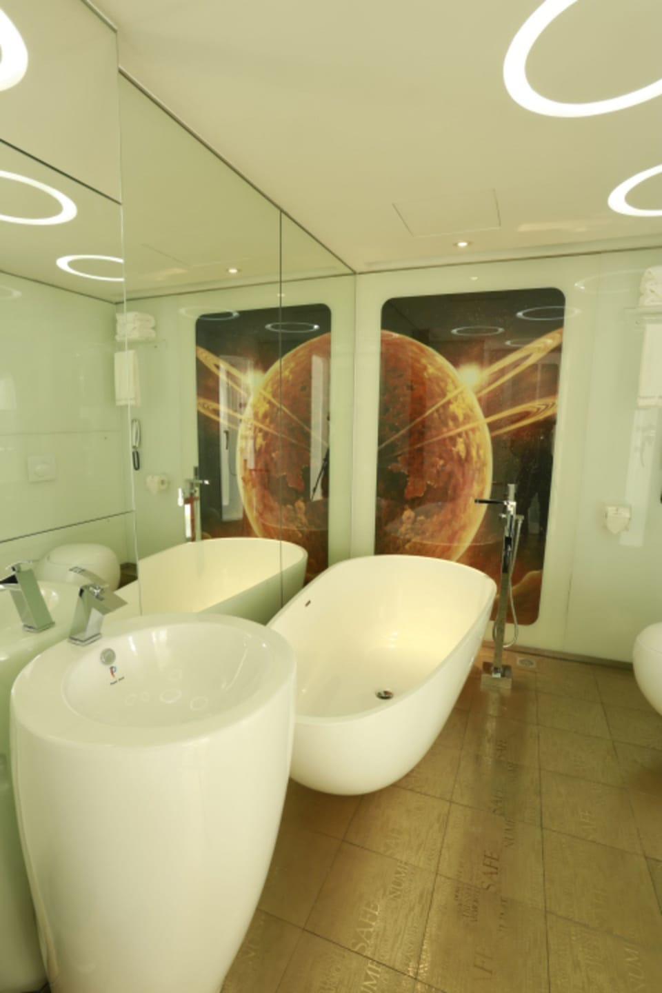 Deluxe Suite | Bathroom | Free toiletries, hair dryer, slippers, towels