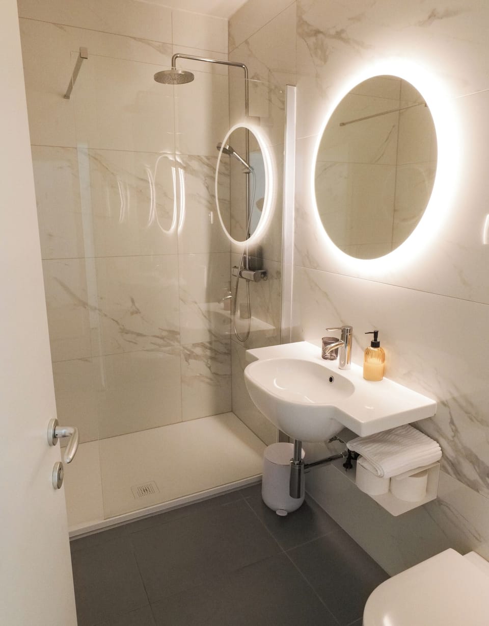 Standard Studio, River View (Alma) | Bathroom | Shower, free toiletries, hair dryer, towels