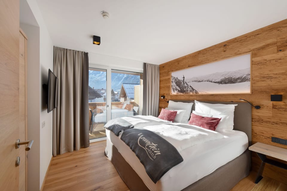 MOUNTAIN SUITE | LARGE | Hypo-allergenic bedding, individually decorated, individually furnished