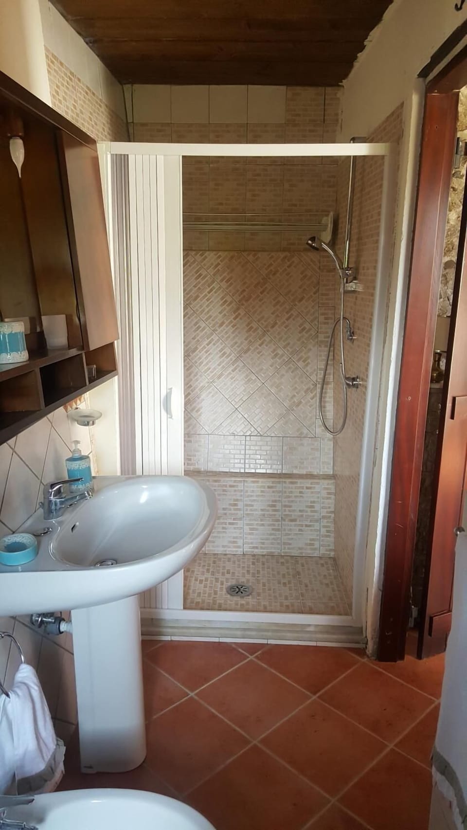 Shower, rainfall showerhead, free toiletries, hair dryer