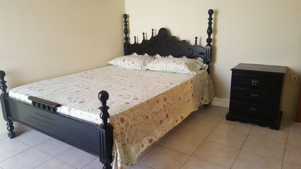 Basic Room, 2 Bedrooms, Non Smoking, Mountain View | Individually decorated, individually furnished, bed sheets