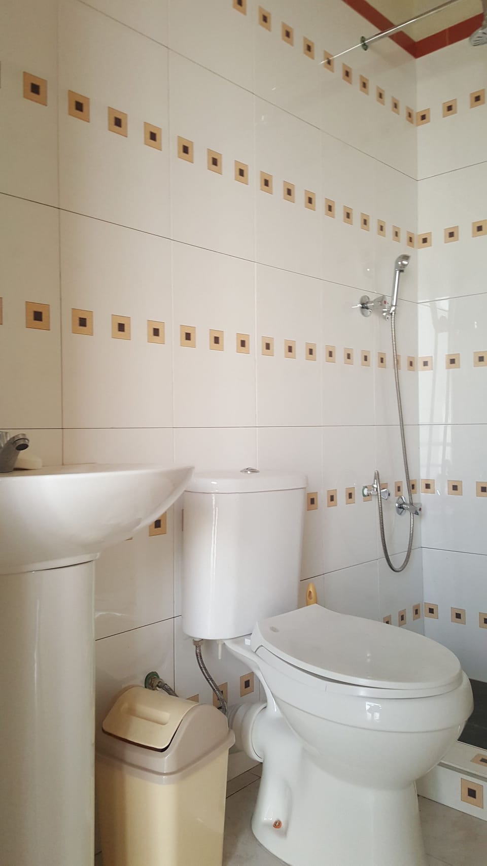Basic Room, 2 Bedrooms, Non Smoking, Mountain View | Bathroom | Shower, towels