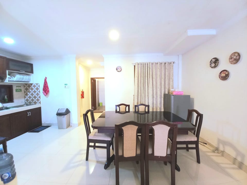 Family House, 6 Bedrooms | In-room dining