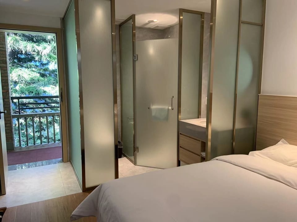 Standard Double Room | Bathroom | Shower, rainfall showerhead, free toiletries, hair dryer