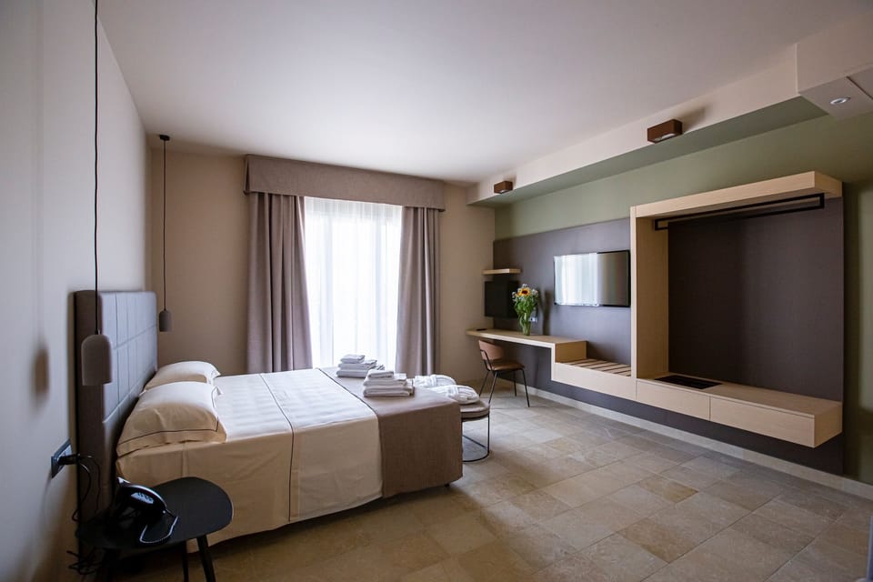 Classic Triple Room | Egyptian cotton sheets, premium bedding, down comforters