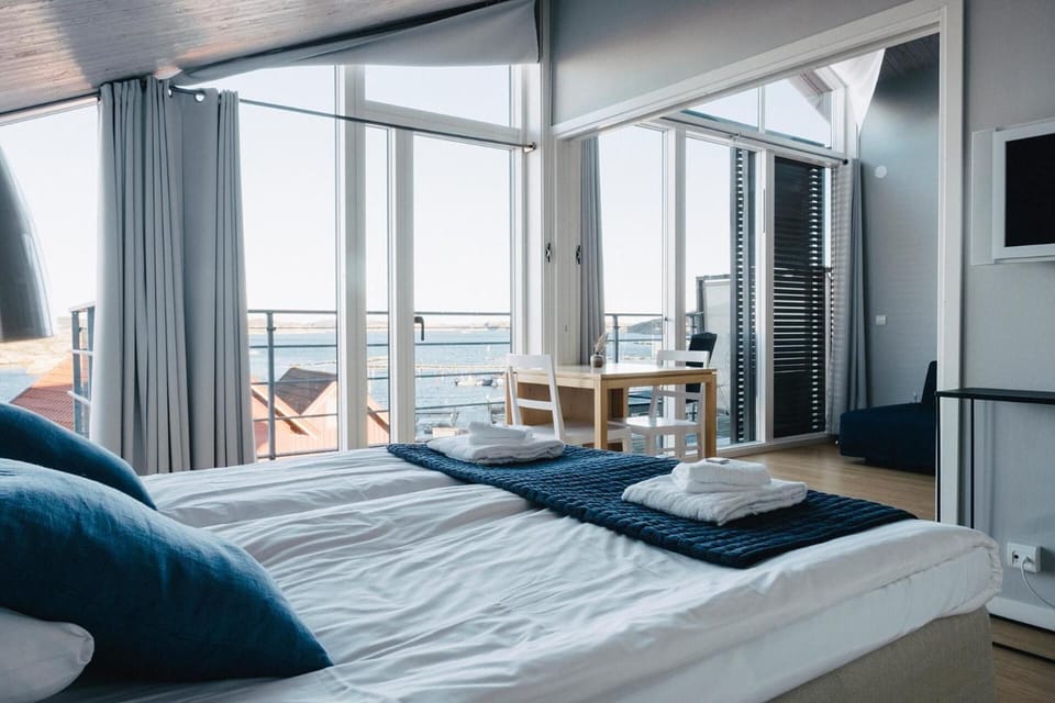Minibar, free WiFi, bed sheets