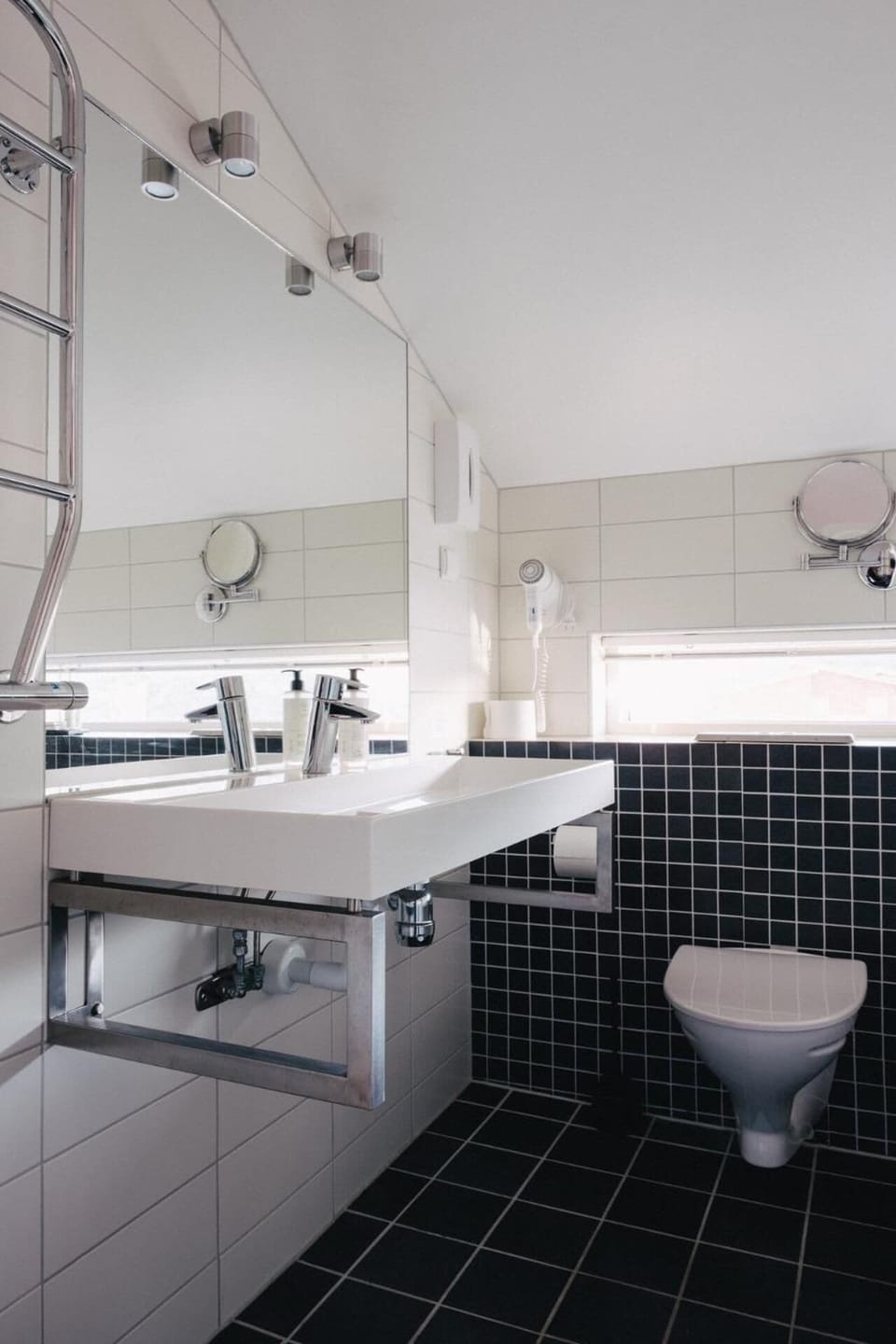 Deluxe Room | Bathroom | Free toiletries, hair dryer, bathrobes, slippers