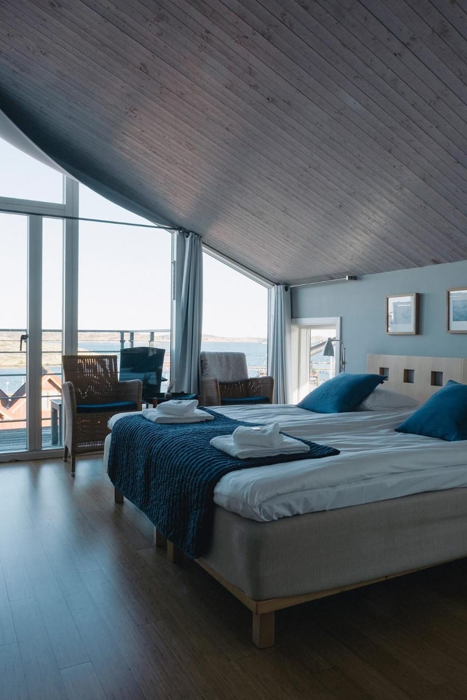 Minibar, free WiFi, bed sheets