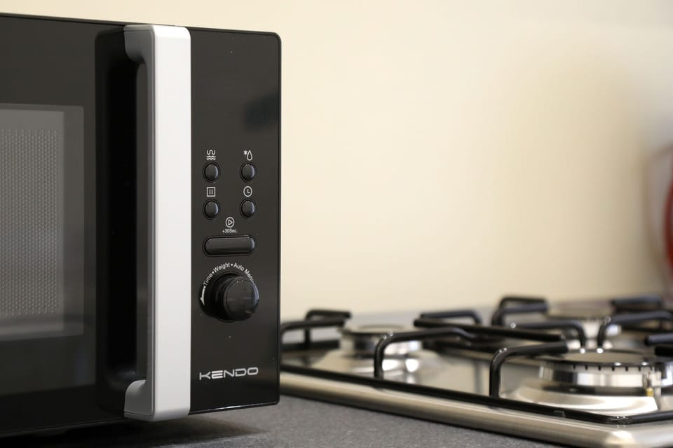 Full-size fridge, microwave, oven, stovetop