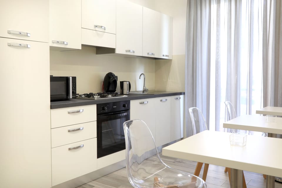 Full-size fridge, microwave, oven, stovetop