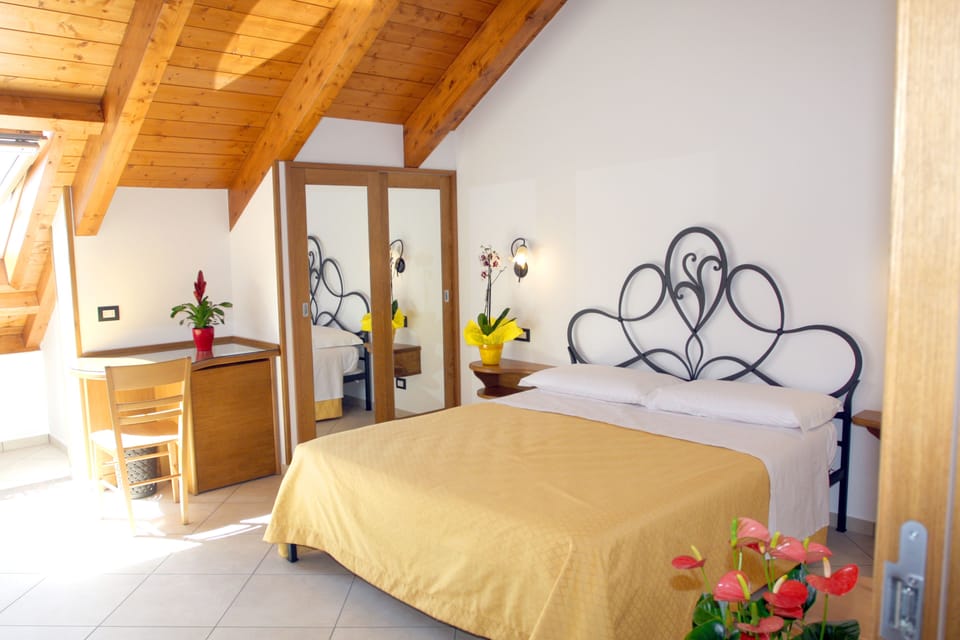 Premium bedding, desk, soundproofing, free WiFi