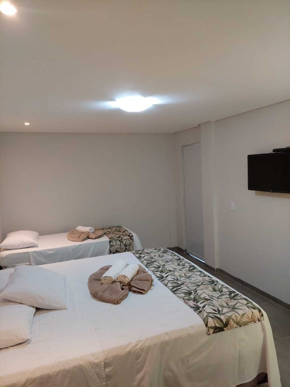 Minibar, iron/ironing board, free WiFi, bed sheets