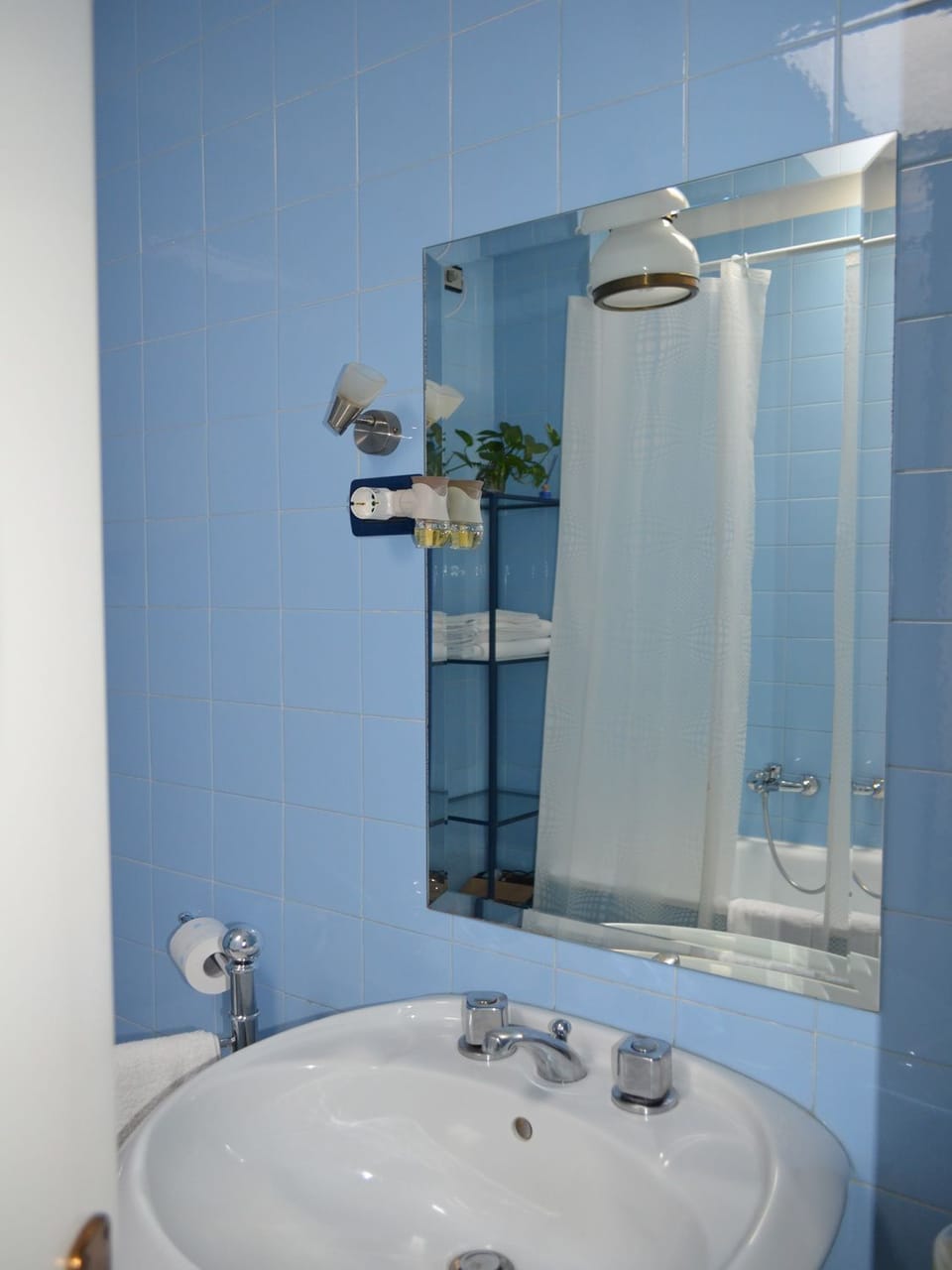 Triple Room, Multiple Beds | Bathroom | Shower, hair dryer, bidet, towels