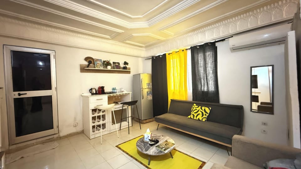 Comfort Studio | Living area | 32-inch flat-screen TV with cable channels, TV, books