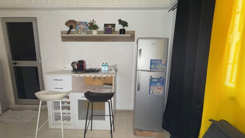 Comfort Studio | Living area | 32-inch flat-screen TV with cable channels, TV, books