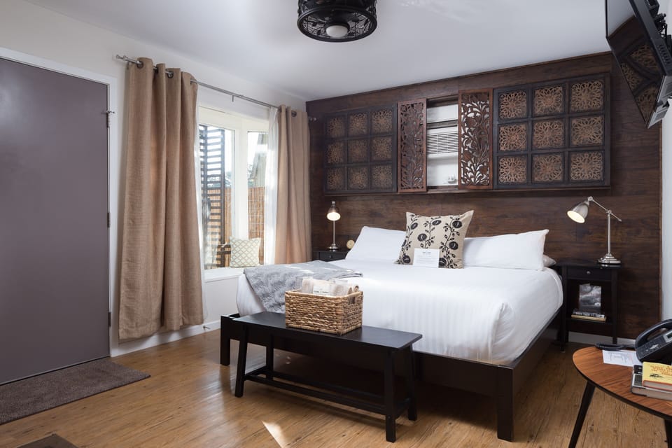 Signature Room, 1 King Bed with Sofa bed, Courtyard View (1) | Egyptian cotton sheets, premium bedding, memory foam beds