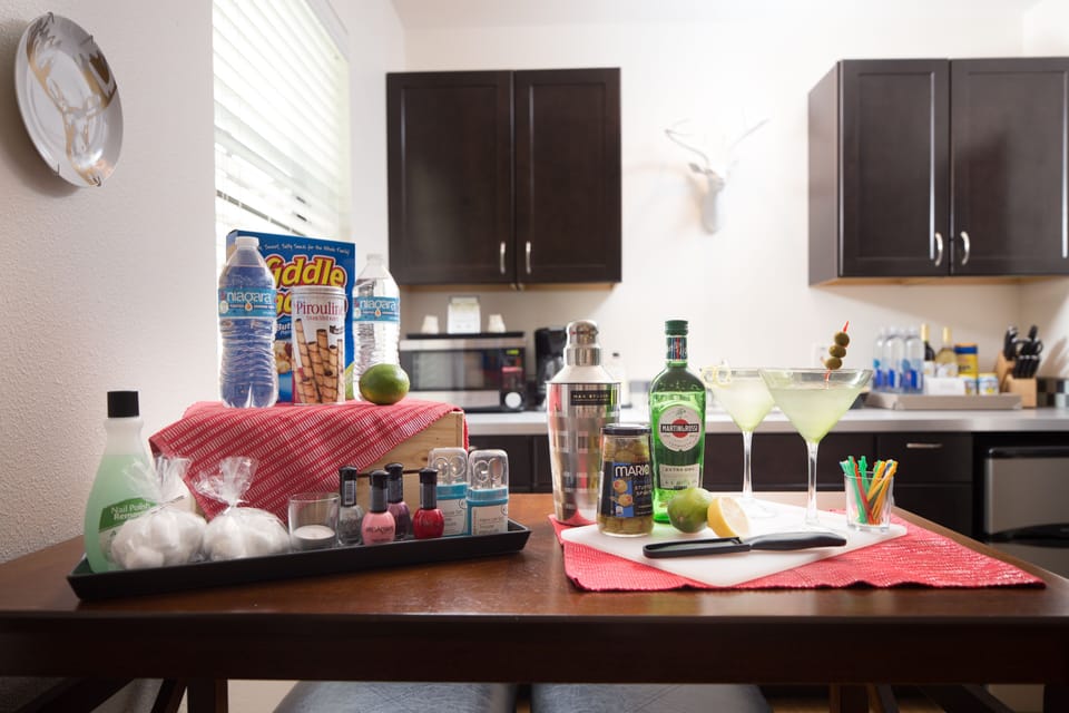 Signature Room, 1 King Bed with Sofa bed, Courtyard View (4) | Minibar