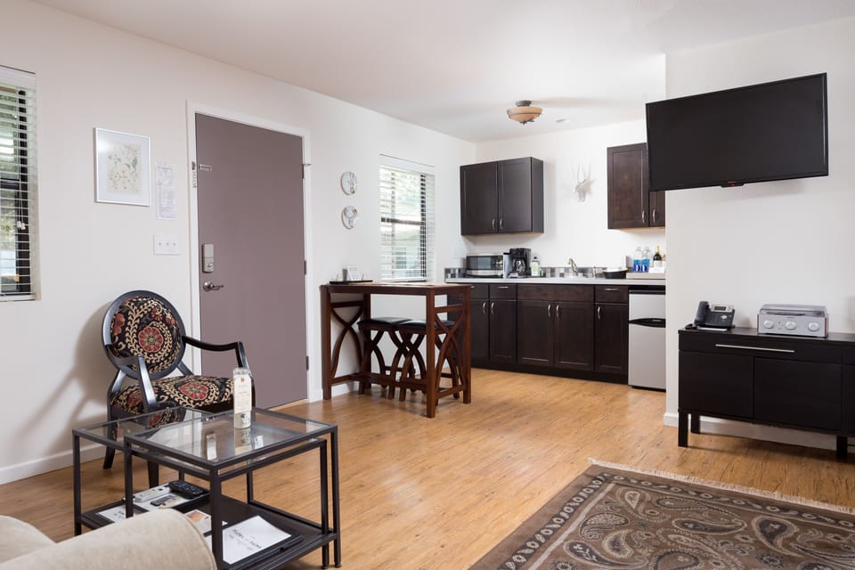 Signature Room, 1 King Bed with Sofa bed, Courtyard View (8) | Private kitchenette | Fridge, microwave, coffee/tea maker, electric kettle