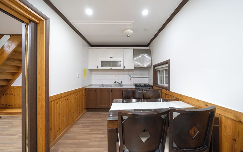 Room (30 PY/ No Extra Towel) | Private kitchen | Fridge, microwave, stovetop, electric kettle