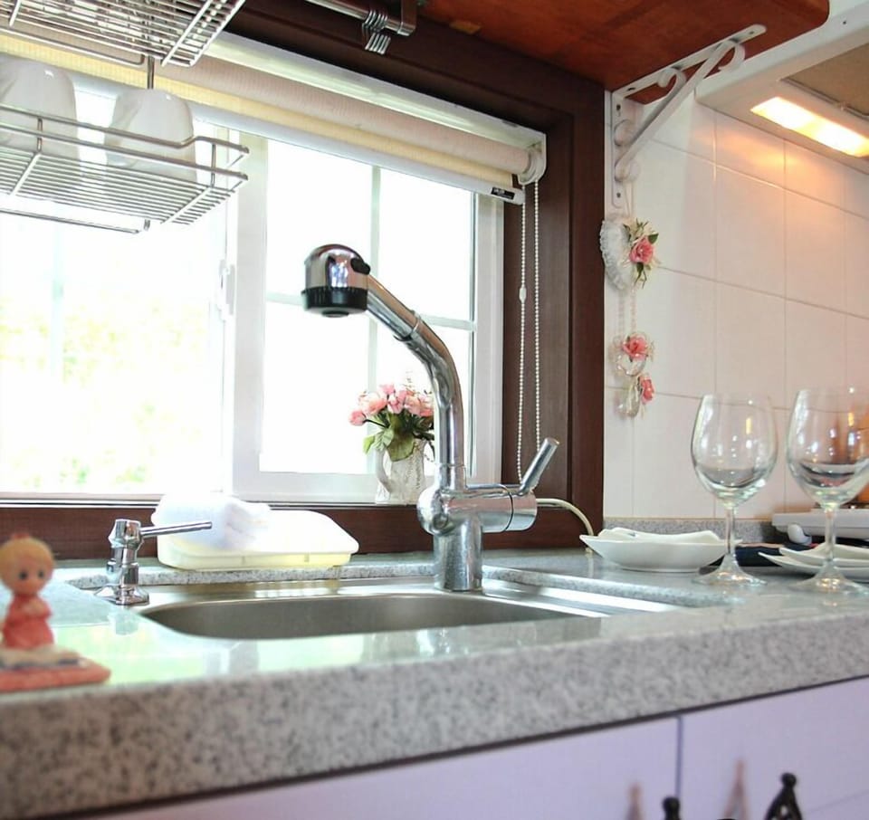Room (10 PY/ No Extra Towel) | Private kitchenette | Fridge, microwave, stovetop, electric kettle