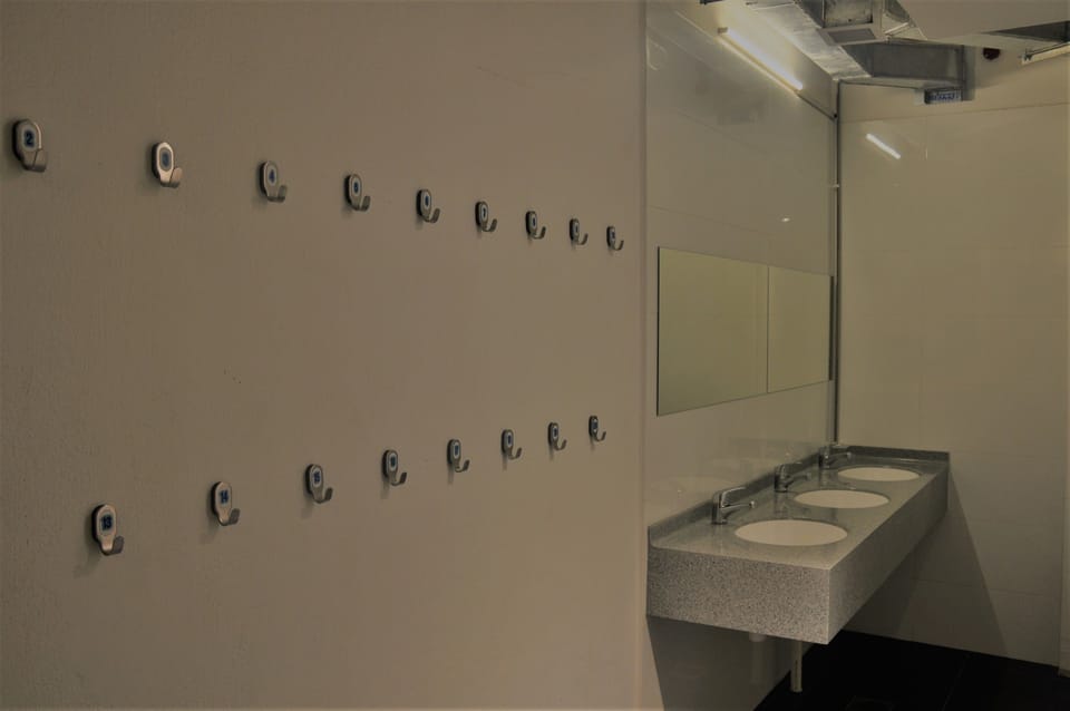 Shower, rainfall showerhead, free toiletries, towels
