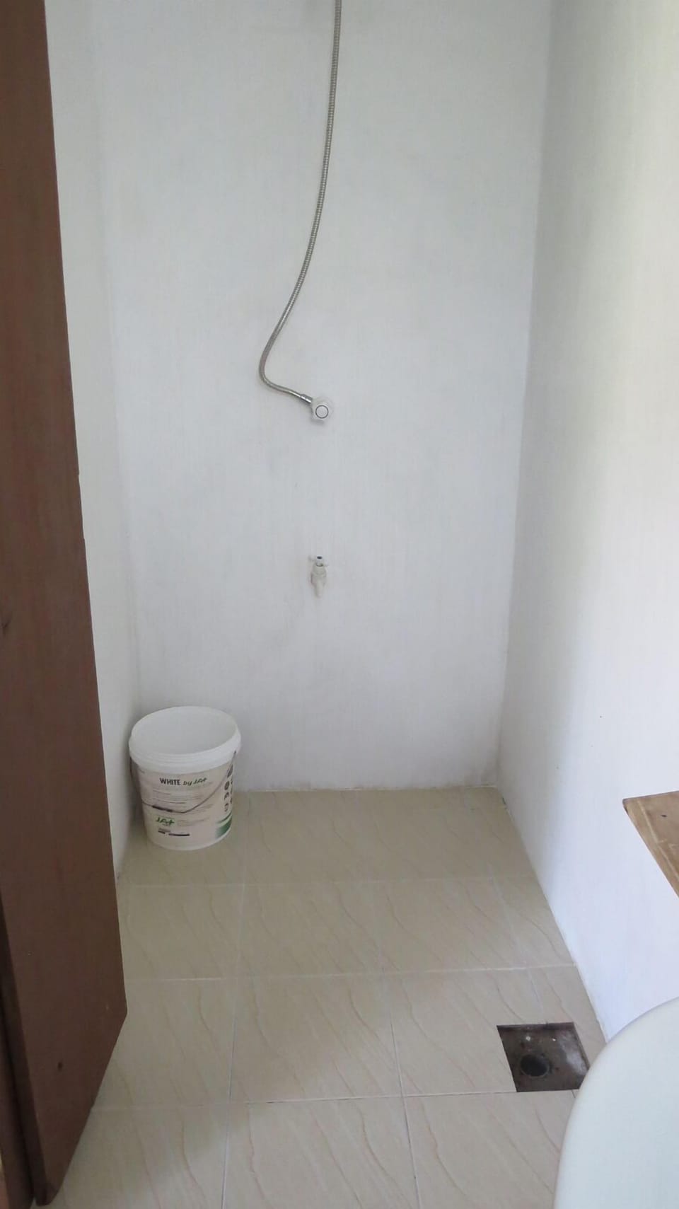 Shower, rainfall showerhead, free toiletries, bidet