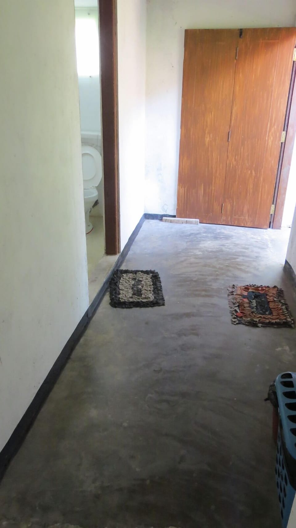 Shower, rainfall showerhead, free toiletries, bidet