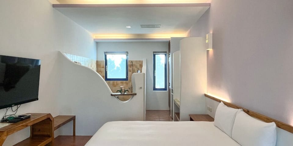 Economy Double Room, 1 King Bed, Non Smoking, Bathtub | Blackout drapes, free WiFi, bed sheets