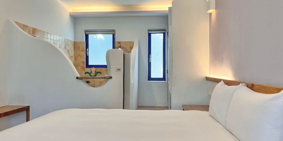 Economy Double Room, 1 King Bed, Non Smoking, Bathtub | Blackout drapes, free WiFi, bed sheets