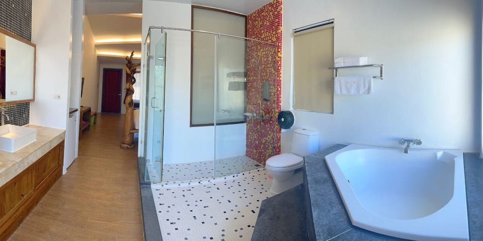 Double Room, 1 King Bed, Non Smoking | Bathroom | Free toiletries, hair dryer, slippers, towels