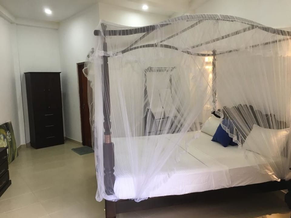 Deluxe Double Room, 1 Queen Bed, City View | 2 bedrooms, individually decorated, individually furnished, desk
