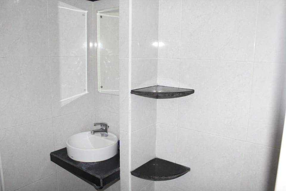 Shower, free toiletries, towels
