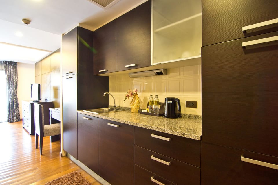 Deluxe Room | Private kitchenette | Full-size fridge, coffee/tea maker