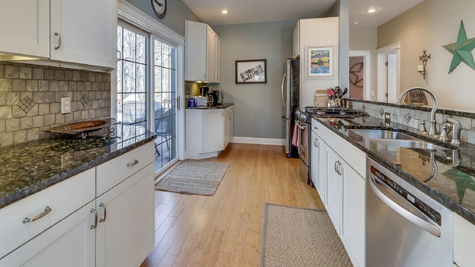 Full service kitchen: granite counters and plenty of light