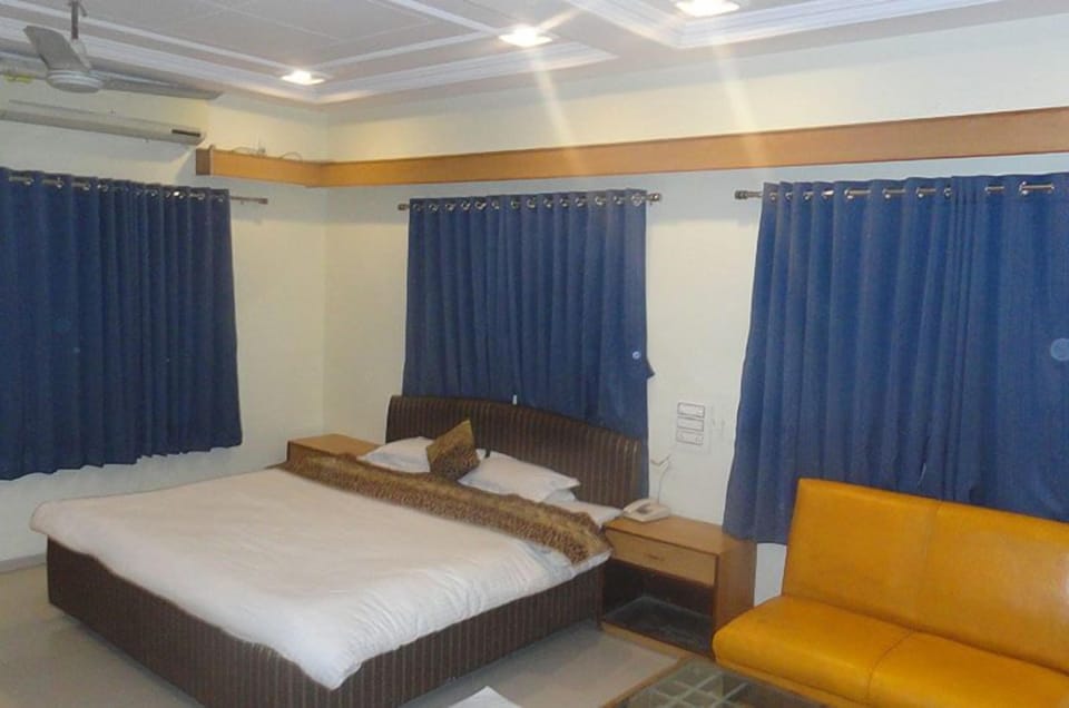 Hypo-allergenic bedding, in-room safe, iron/ironing board, rollaway beds