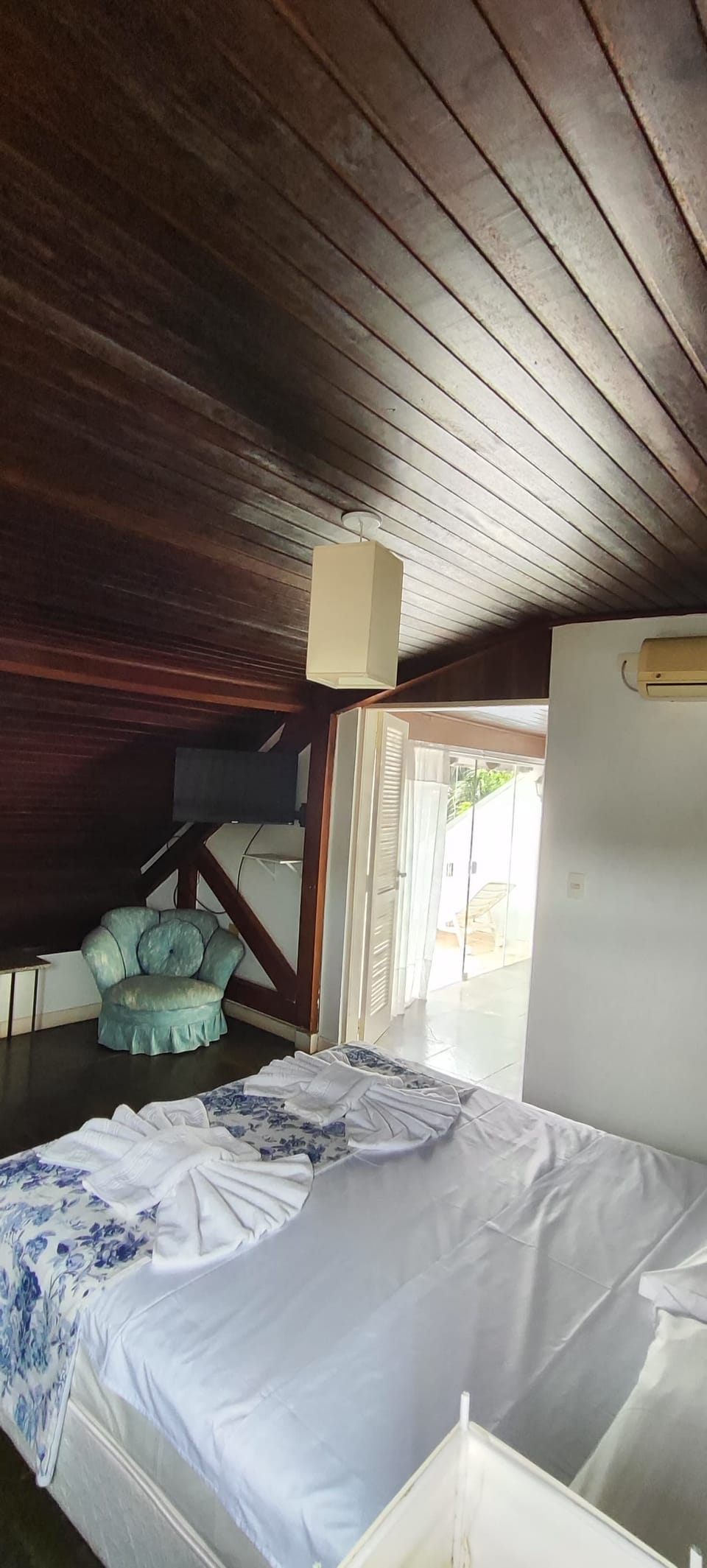 Panoramic Studio Suite | Minibar, bed sheets