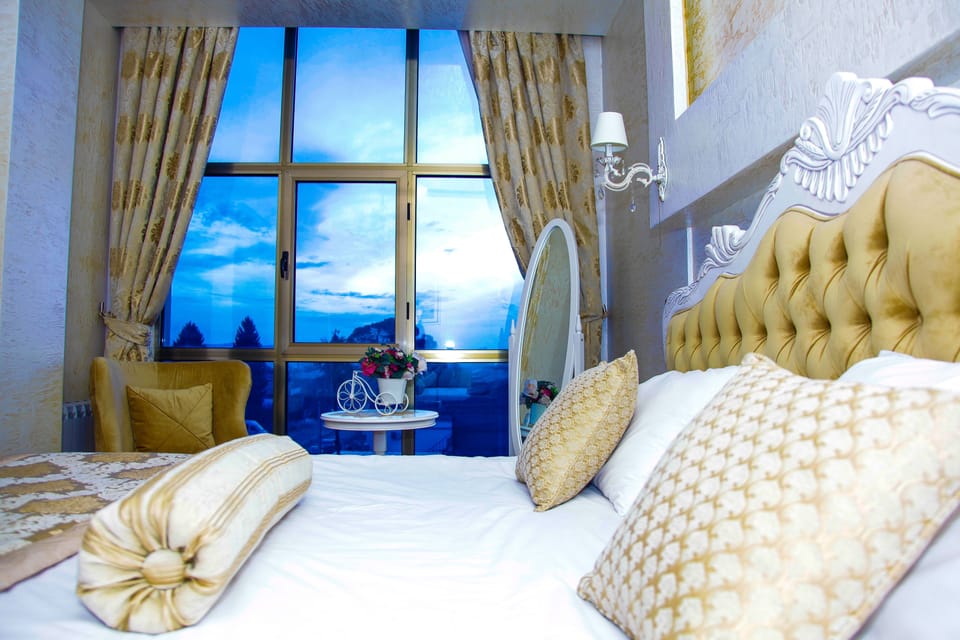 Executive Suite | 1 bedroom, minibar, in-room safe, blackout drapes