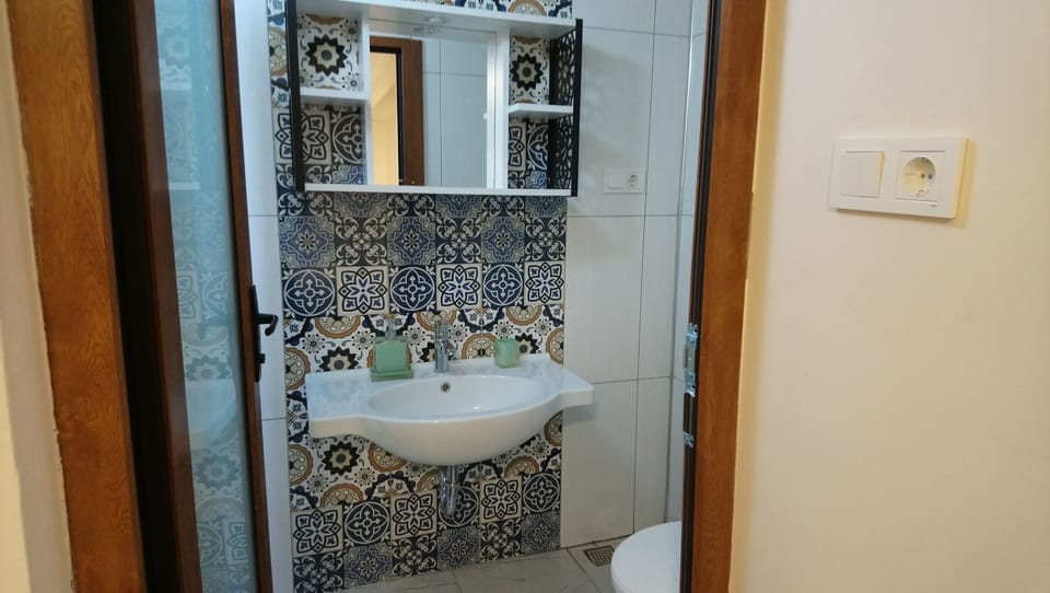 Family Room, Courtyard View | Bathroom | Shower, free toiletries, hair dryer, slippers