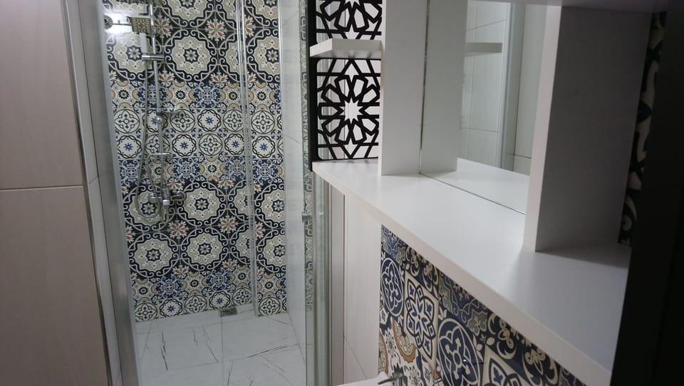 Family Room, Courtyard View | Bathroom shower