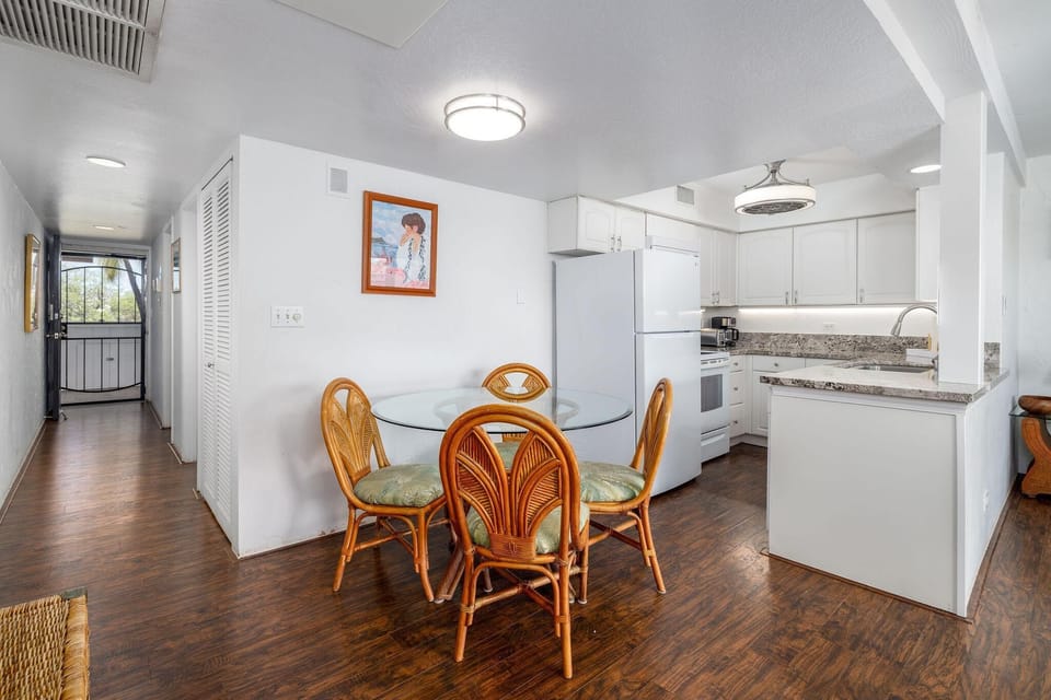 Condo, 1 King Bed with Sofa bed (Casa De Emdeko 330) | Dining