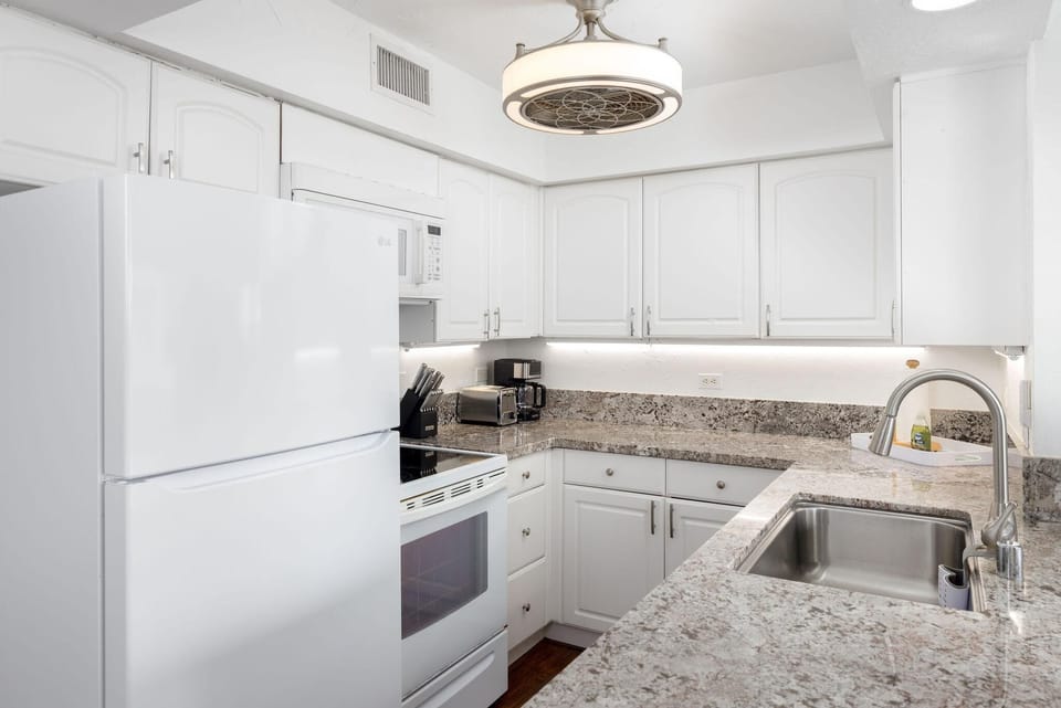 Condo, 1 King Bed with Sofa bed (Casa De Emdeko 330) | Private kitchen | Oven, dishwasher, toaster, paper towels