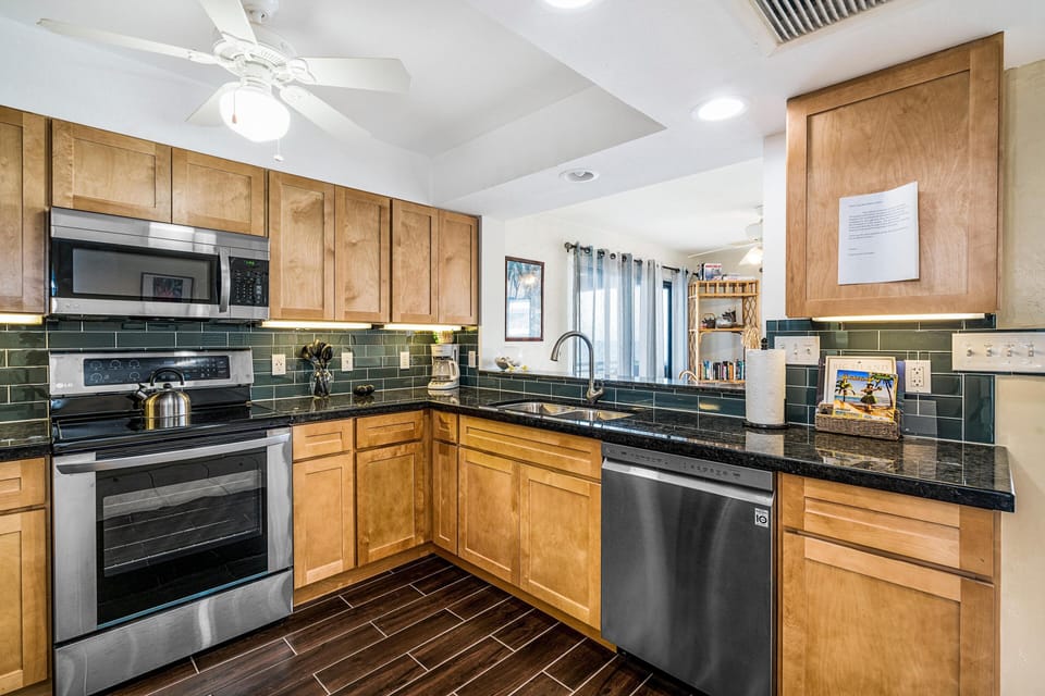 Condo, 1 King Bed with Sofa bed (Casa De Emdeko 219) | Private kitchen | Fridge, microwave, oven, stovetop