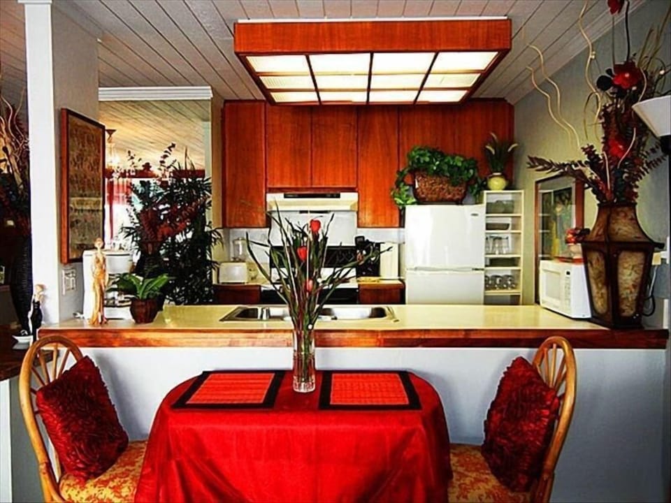 Condo, 1 King Bed with Sofa bed (Kona Reef D32) | Dining