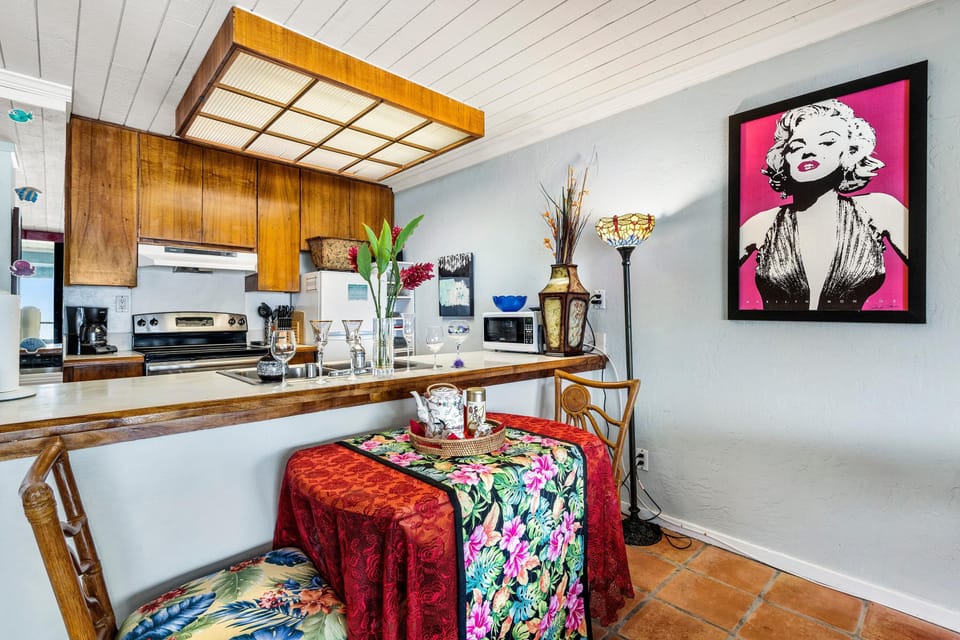 Condo, 1 King Bed with Sofa bed (Kona Reef D32) | Private kitchen | Fridge, microwave, oven, stovetop