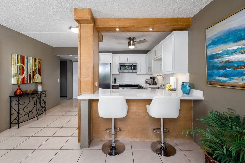 Condo, 1 Queen Bed with Sofa bed (Kona Pacific B409) | Private kitchen | Paper towels
