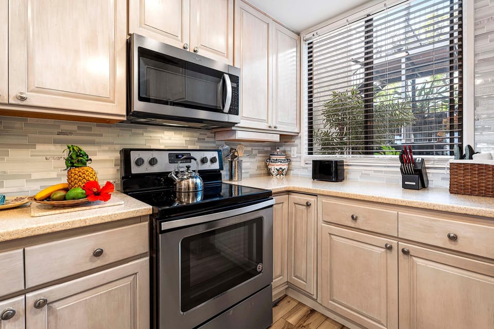 Condo, Multiple Beds (Country Club Villas#115) | Private kitchen | Fridge, microwave, oven, stovetop