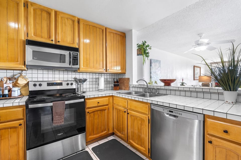 Condo, Multiple Beds, Ocean View (Keauhou Kona Surf & Racquet Club #3-1) | Private kitchen | Full-size fridge, microwave, oven, dishwasher